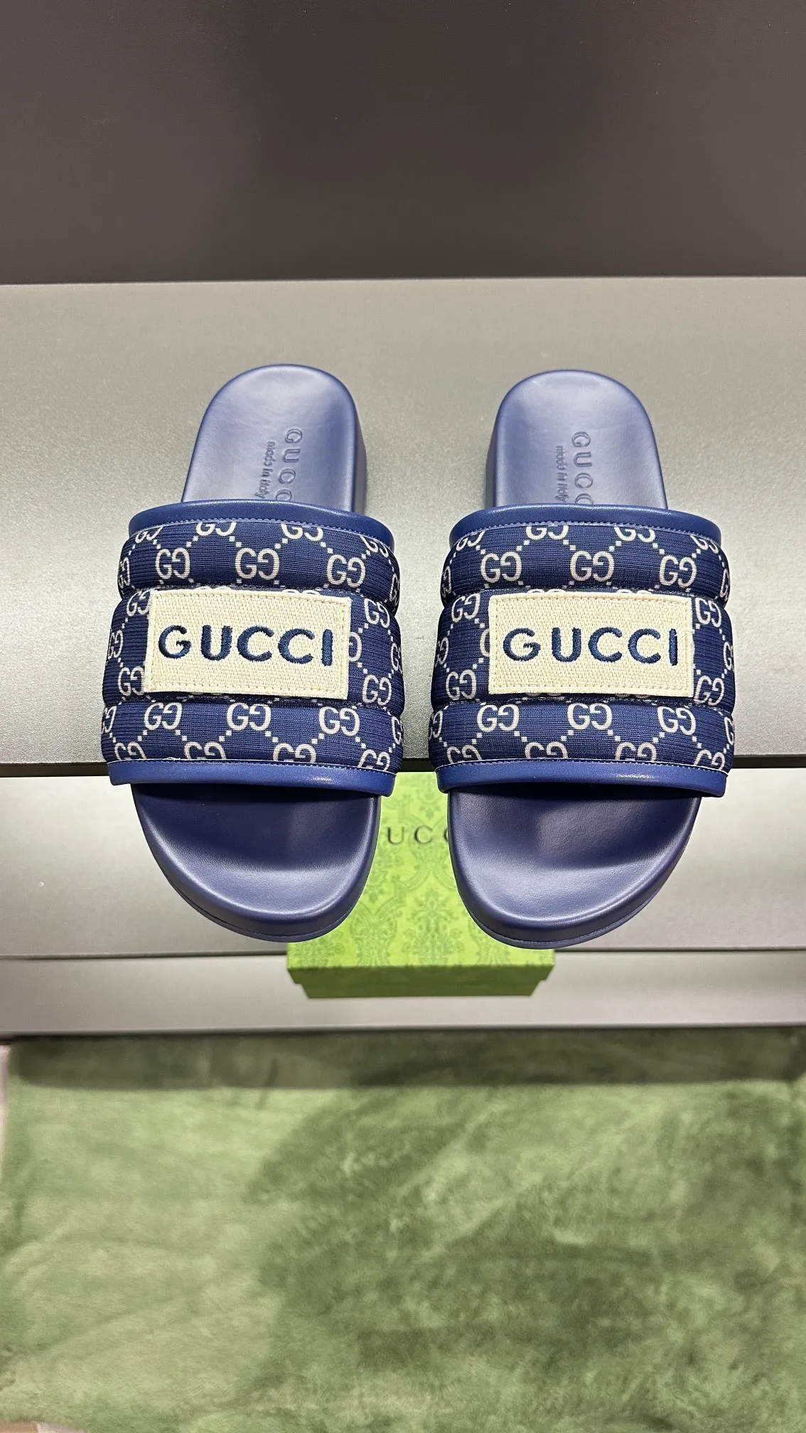 [G Family Couple Style] P: 300💰Female size 36~40 Men's size 39~45, (46. Custom-made Unisex GG slippers This slipper is made of GG polyester fiber and is decorated with a Gucci label on the front, adding a striking logo feel to the style. Beige GG recycled polyester fiber Unisex leather trim "Gucci Made in Italy" embroidered label Rubber sole Flat Made in Italy